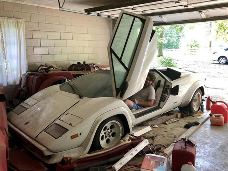 شاهد بالصور: شاب أمريكي يعثر في مرآب جدته على سيارتي لامبورجيني وفيراري!